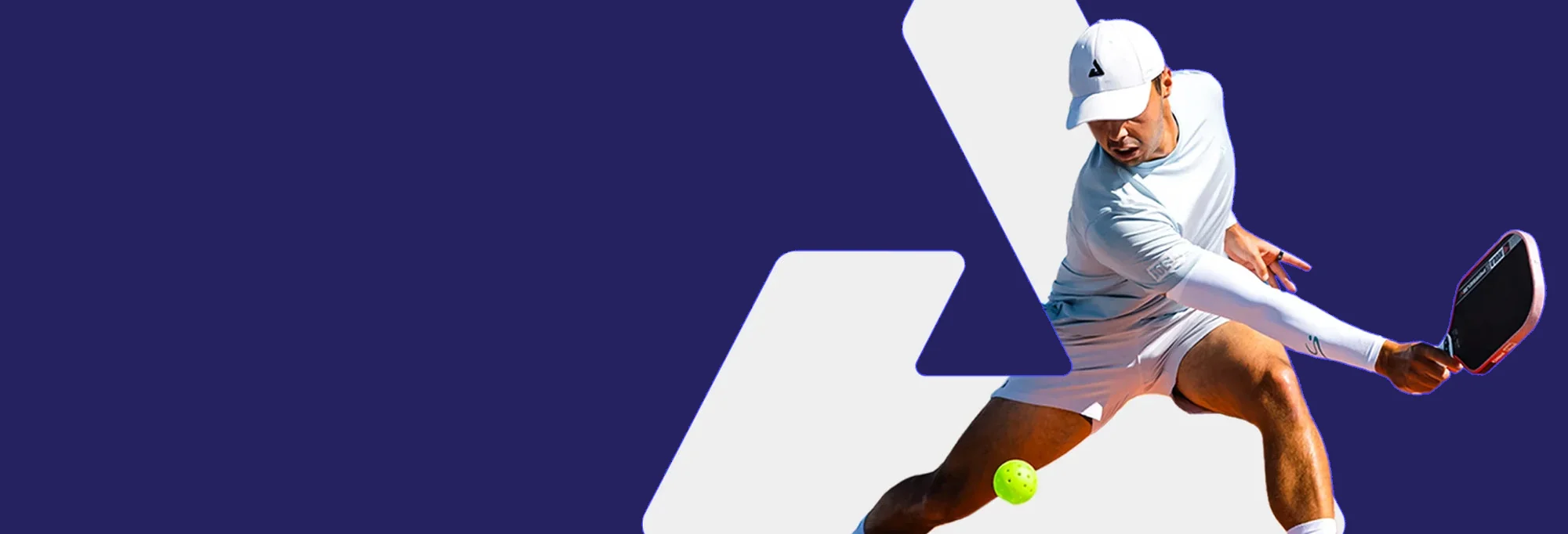 Vận động viên JOOLA thực hiện cú đánh trên sân pickleball