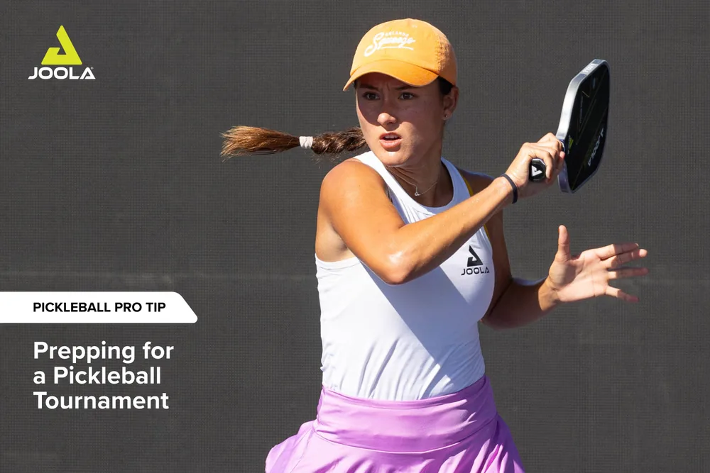 Vận động viên pickleball đánh cú thuận tay trong trận đấu