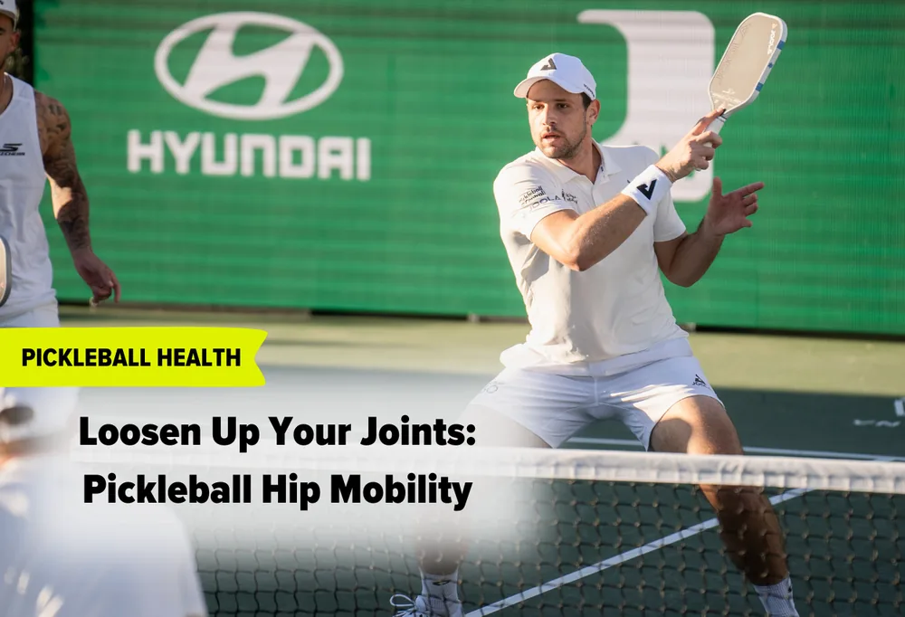 Người chơi pickleball hạ thấp trọng tâm để đánh quả bóng thấp