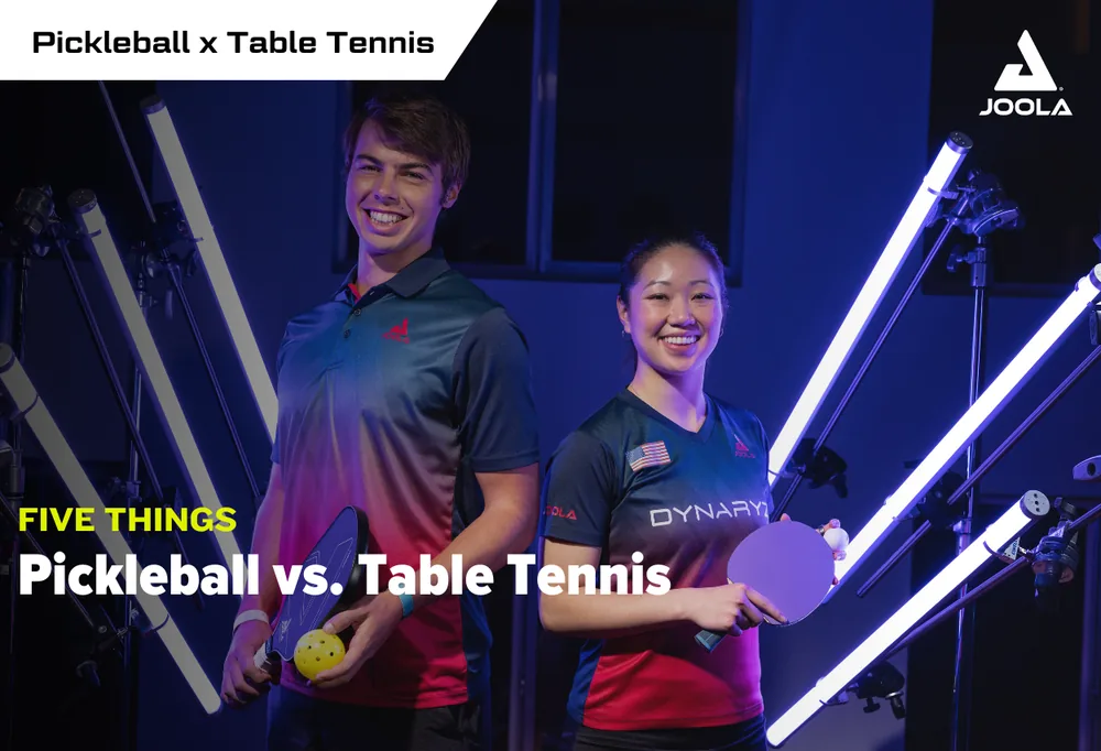Một người chơi bóng bàn và một người chơi pickleball đứng cạnh nhau với vợt của mỗi môn