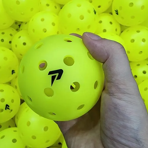 Bóng pickleball thường có đường kính từ 2,5 đến 3 inch