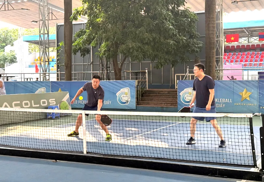 Ông Richard Lee giao lưu với các vận động viên tại sân Pickleball Cầu Giấy