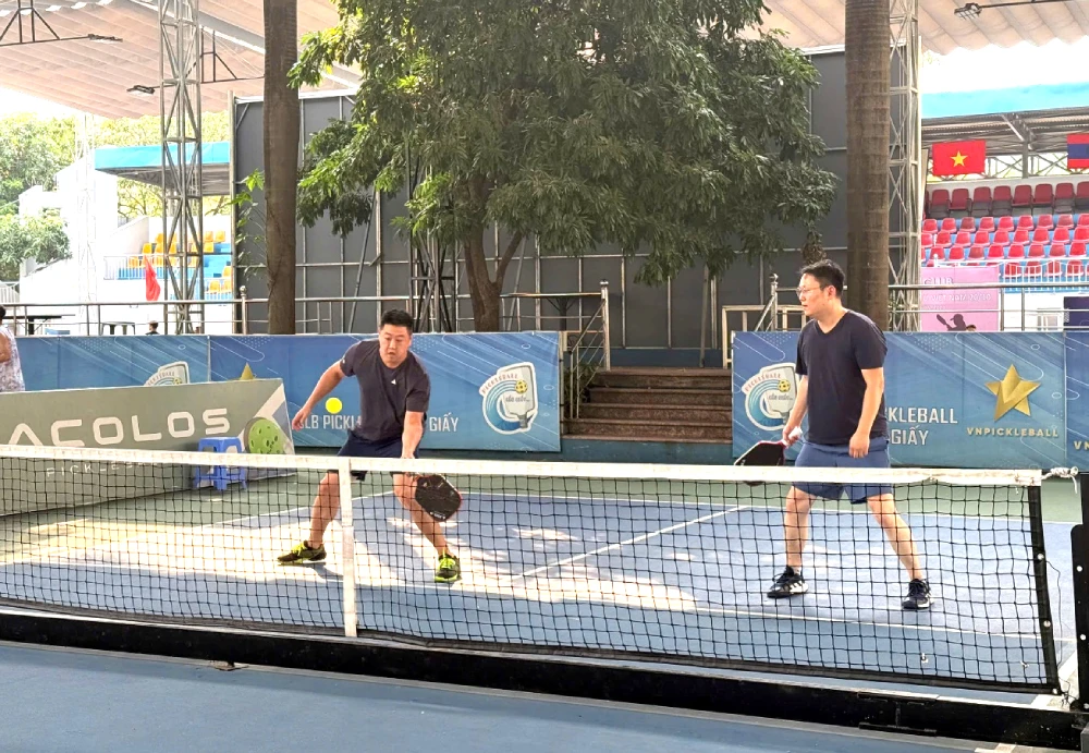 Ông Richard Lee giao lưu với các vận động viên tại sân Pickleball Cầu Giấy