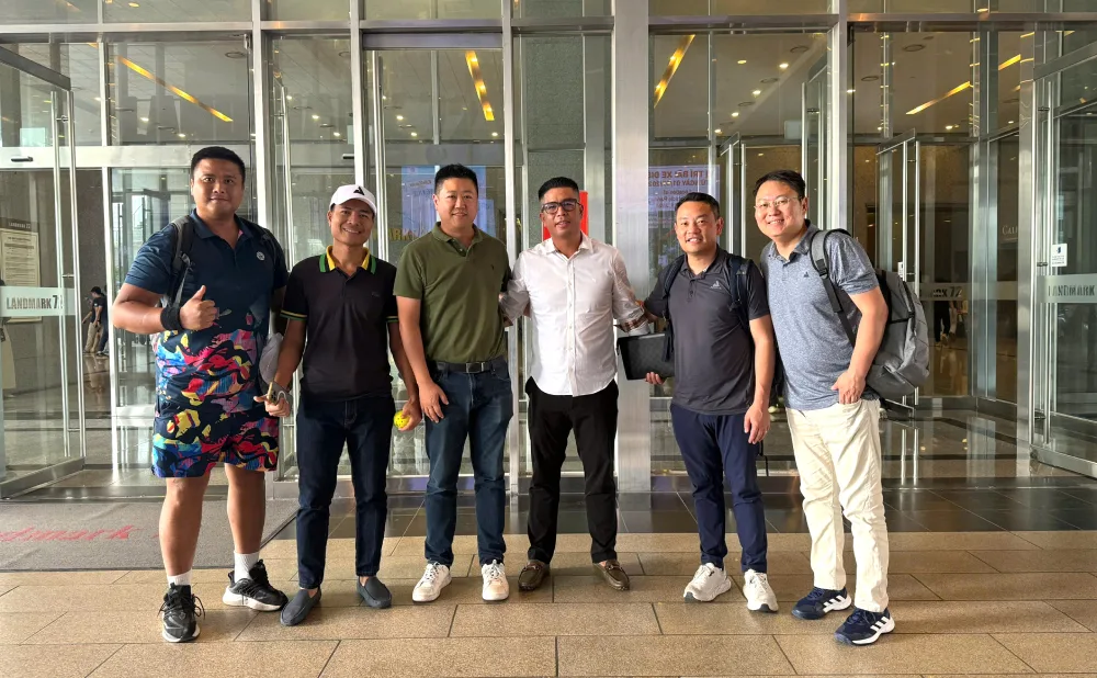 Ông Richard Lee đứng thứ 3 từ trái sang, cùng phái đoàn chụp ảnh với đại diện Pickleball Việt Nam tại sảnh Keangnam, Hà Nội