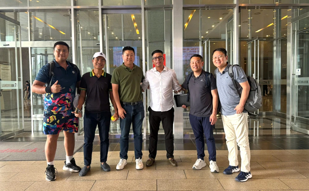 Ông Richard Lee đứng thứ 3 từ trái sang, cùng phái đoàn chụp ảnh với đại diện Pickleball Việt Nam tại sảnh Keangnam, Hà Nội
