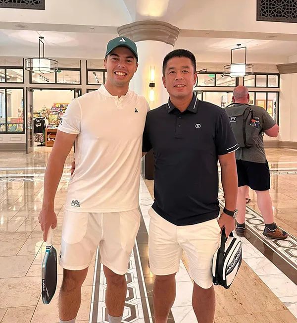 Đại diện Pickleball Việt Nam chụp ảnh với Ben Johns tại sự kiện gặp mặt các nhà phân phối Joola toàn cầu