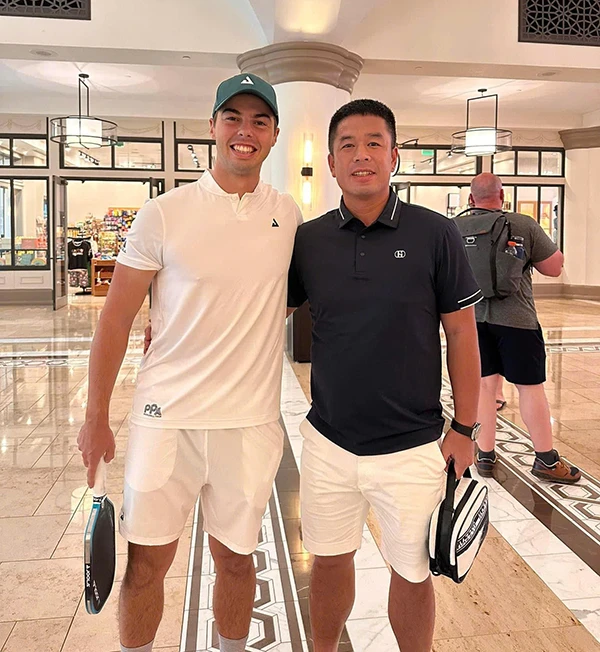 Đại diện Pickleball Việt Nam chụp ảnh với Ben Johns tại sự kiện gặp mặt các nhà phân phối Joola toàn cầu