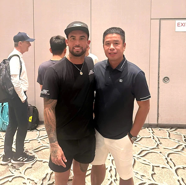 Đại diện Pickleball Việt Nam chụp ảnh với Tyson Mcguffin Magnus tại sự kiện gặp mặt các nhà phân phối Joola toàn cầu