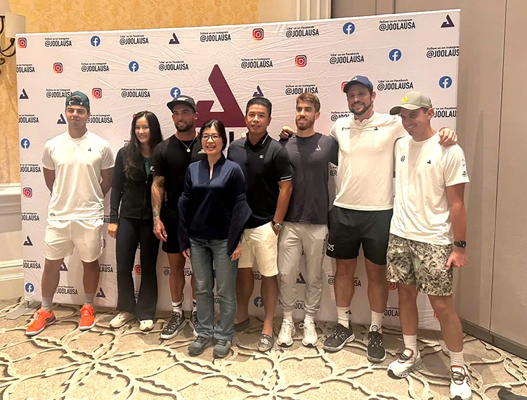 Đại diện Pickleball Việt Nam chụp ảnh với đại diện Joola USA tại sự kiện gặp mặt các nhà phân phối Joola toàn cầu