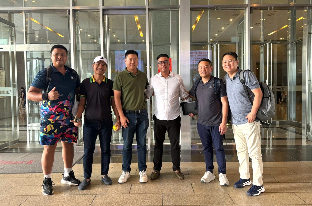 Chủ tịch và ban lãnh đạo JOOLA USA chụp ảnh cùng Pickleball Việt Nam trong chuyến thăm và làm việc tháng 10/2024