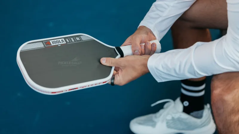 Giao bóng và trả giao bóng pickleball: luật, kỹ thuật và bài tập