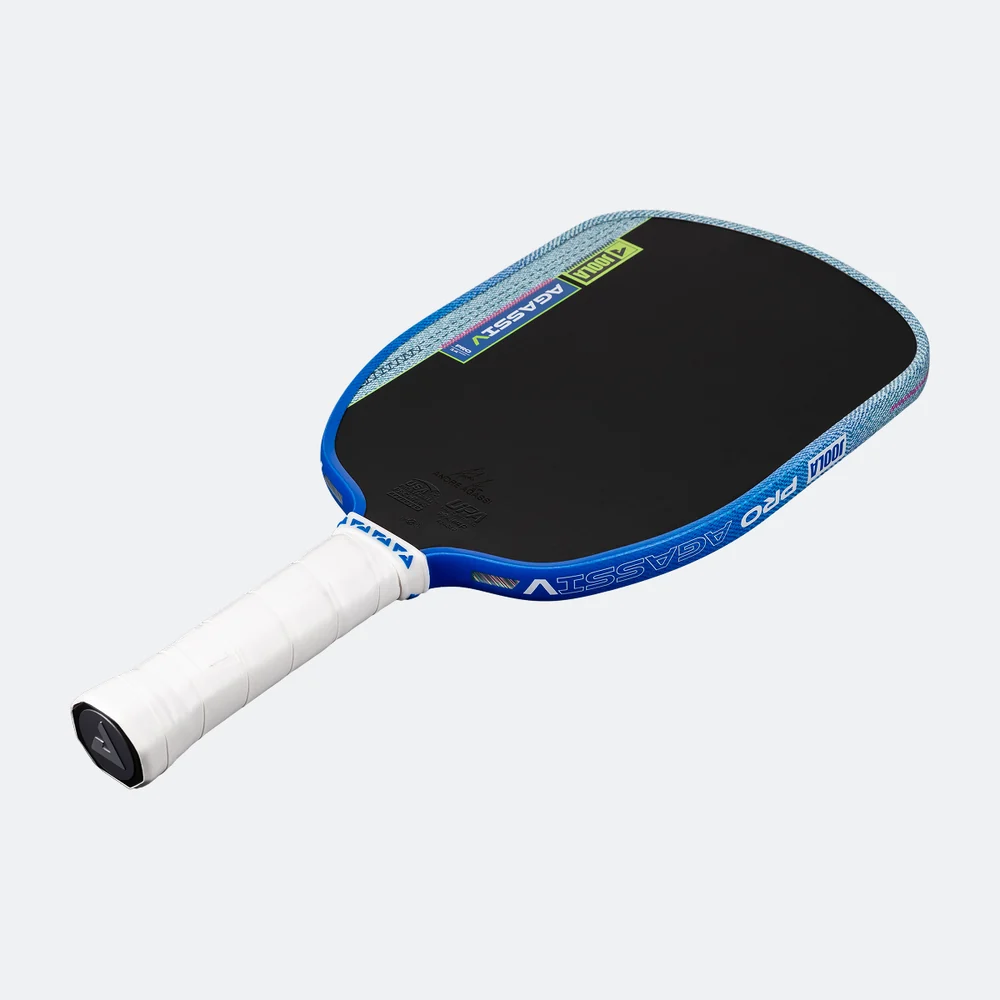 Vợt JOOLA Agassi Pro V Andre Agassi Washed Indigo 14mm nhìn nghiêng, thấy rõ hoạ tiết denim ở viền vợt