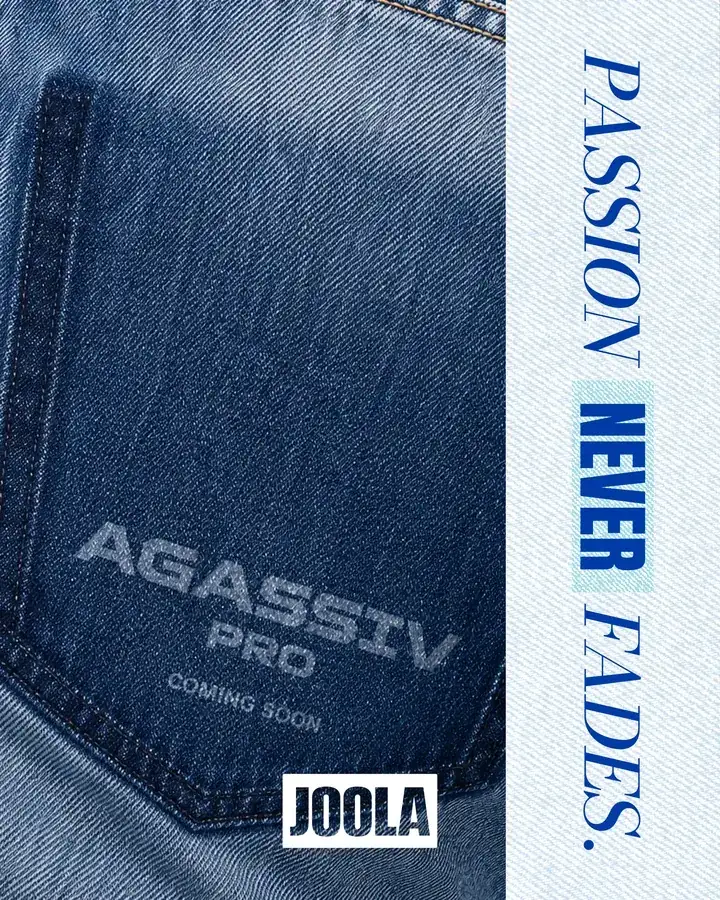 Túi sau chiếc quần bò thêu chữ AGASSI V PRO trong bộ ảnh giới thiệu của JOOLA