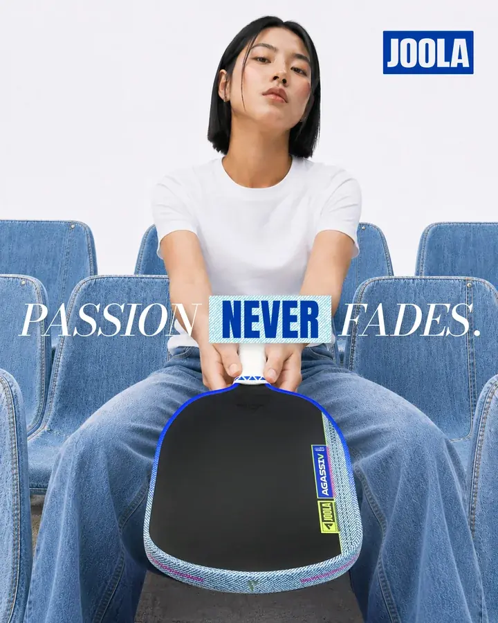 Người chơi cầm vợt Agassi Pro V Washed Indigo với trang phục thường ngày