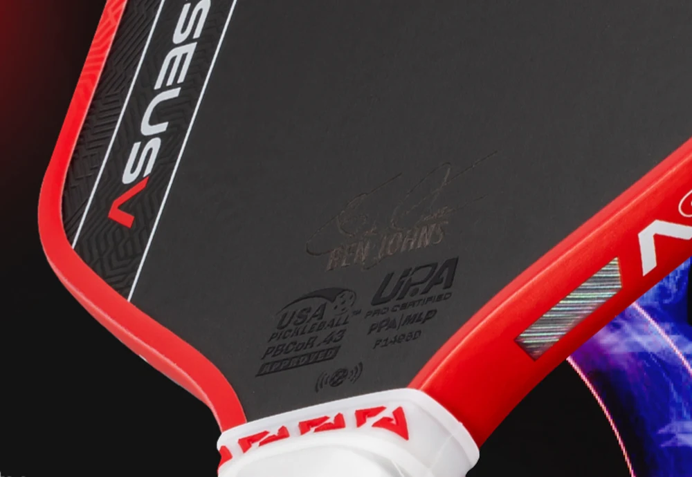 Cận cảnh cổ vợt JOOLA Perseus Pro V với dấu USA Pickleball PBCoR .43 Approved và dấu UPA Pro Certified kèm mã model