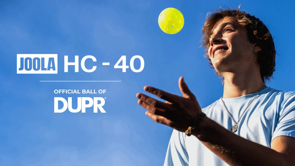 Hình ảnh công bố bóng JOOLA HC-40 là bóng chính thức của DUPR, người chơi tung quả bóng lên trời