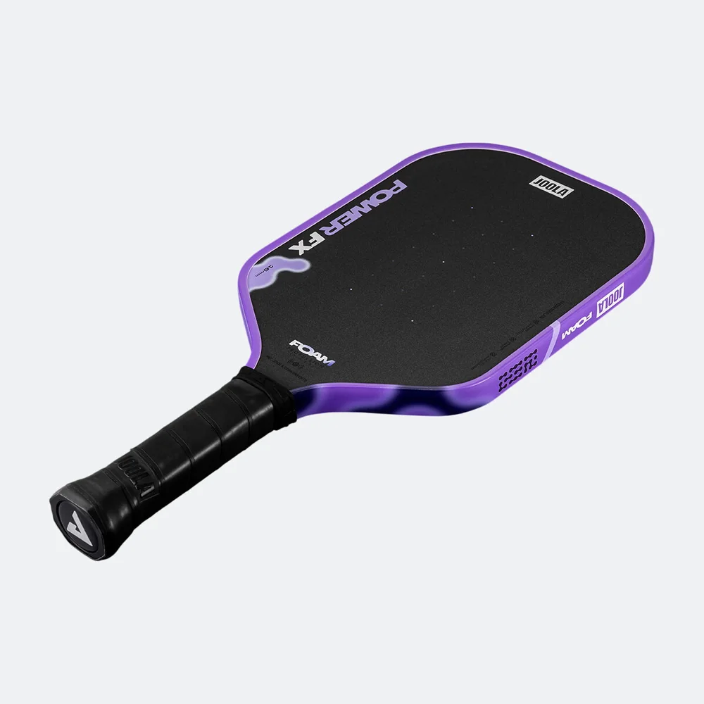 Power FX Mischief đặt nằm nghiêng, nhìn chéo về phía cán vợt