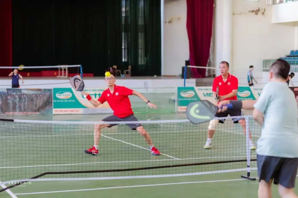 Kỹ thuật dink trong pickleball tại vạch kitchen
