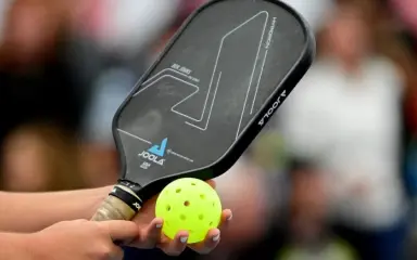 Cách cầm vợt pickleball để đánh hiệu quả và những lỗi phổ biến